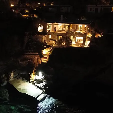 Seafront With Private Dock On The Sea Hébergement de vacances Koundouros