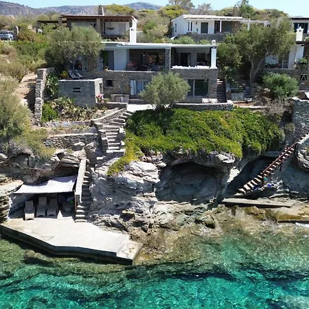 Hébergement de vacances Seafront With Private Dock On The Sea *